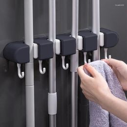 Ganchos de alta calidad montado en la pared soporte organizador de fregona baño succión colgante tubo escoba estante clip