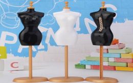 Hooks Rails 16 Dollhouse Accessories Mannequin Display Holder Dress Jurk Model Stand voor Doll Kids Girls Prentend Play 4780653