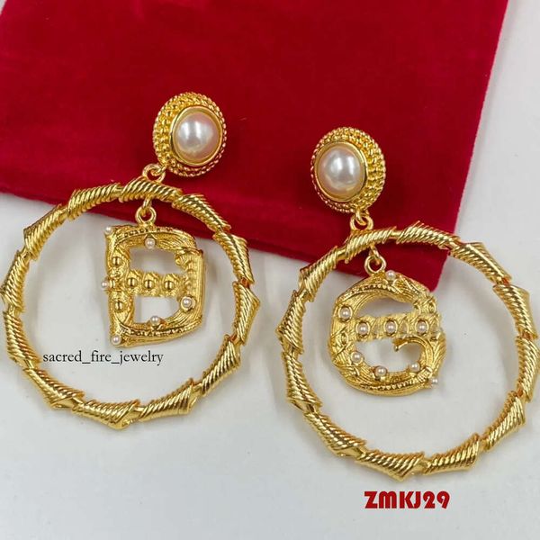 Pendientes de aro Studs Pendientes de diamantes de cristal Letras D Perlas blancas Colgantes Chapado en oro de 18 quilates Antialérgico Clip de oreja para mujer Regalos de joyería 8844