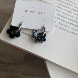 Hoop oorbellen 2022 Korea Vintage Black Resin Hollow Flower Silver Color Metal Earring voor vrouwen esthetische sieraden