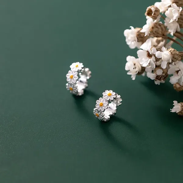 Boucles d'oreilles créoles en acier inoxydable pour femmes, bijoux tendance coréen, marguerite, fleur blanche, mignon et doux, cadeau, 2023