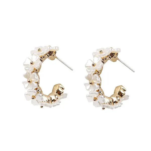 Boucles d'oreilles créoles 2023 Accessoires de bijoux de mode coréenne En gros Dainty Blanc Acrylique Shell Perle Floral Pétale Fleur Pour Femmes Paty