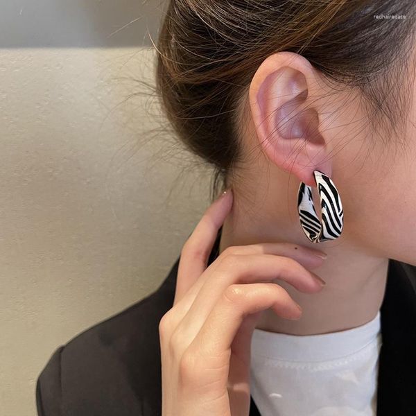Boucles d'oreilles créoles 925 Silver Needle Retro Stripe en forme de C Big Exaggerate Advanced Korean Zebra Geometry Trend INS Fashion Girl