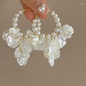 Boucles d'oreilles cerceau AENSOA coréen blanc acrylique fleur perle boucle d'oreille pour les femmes mode pétale Floral Pendientes déclaration bijoux 2023