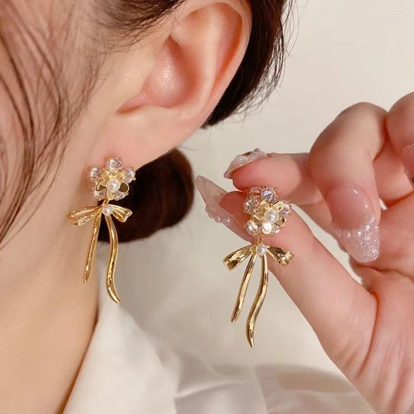 Pendientes de aro chapados en cobre, oro de 18 quilates, versión coreana de la flor con forma de lazo, circonita con incrustaciones, diseño único, alta calidad