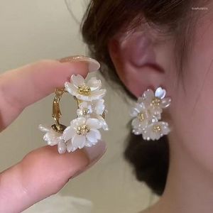 Boucles d'oreilles cerceau exquis fleur blanche épissage pour les femmes mode polyvalent C tendance coréenne bijoux élégants