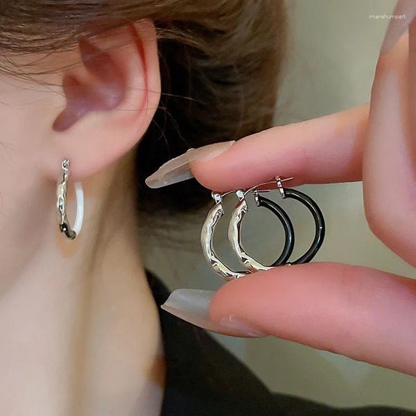 Pendientes de aro de moda para mujer, redondos de Metal clásicos, hebilla de oreja circular con caída de aceite, joyería Simple de estilo frío elegante