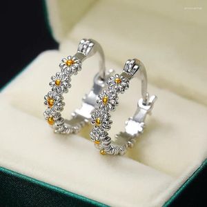 Pendientes de aro a la moda, bonitos pendientes con margaritas y flores, dos tonos, elegantes y románticos, accesorios para pendientes colgantes para mujer, regalos