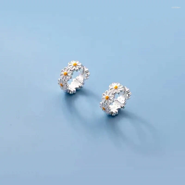 Boucles d'oreilles créoles mode coréenne, petite fleur de marguerite, douce et mignonne pour femmes, boucles d'oreilles tournesol, piercing, bijoux élégants