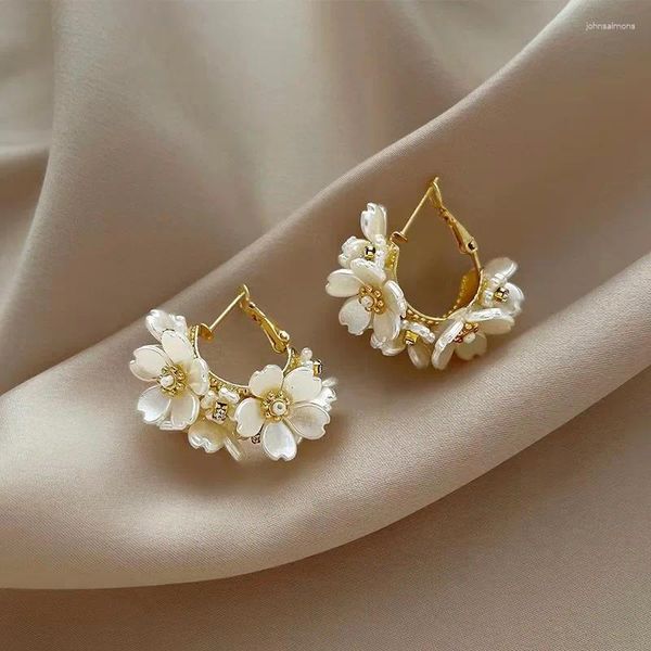 Boucles d'oreilles créoles à la mode, aiguille en argent, coquille de perle, fleur en forme de C, tempérament Resort Simple, léger, luxe doux