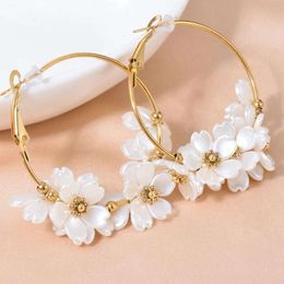 Boucles d'oreilles créoles pliées en acrylique, fleur blanche, ronde en acier inoxydable, charmante camélia florale douce, bijoux d'oreille pour filles, cadeau haut