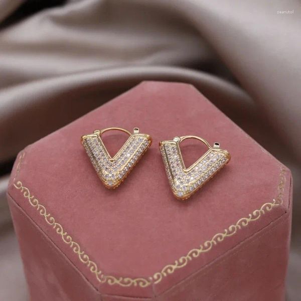 Pendientes de aro Diseño francés Joyería de moda Chapado en oro de 14 quilates Circón Letra V Amor Accesorios de noche de lujo para mujer