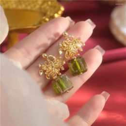 Pendientes de aro Diseño francés Crisantemo dorado Retro Espíritu de hada suave Flor de oro Nicho de cristal verde 2023