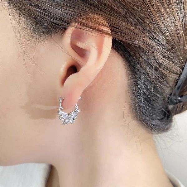 Boucles d'oreilles cerceaux Hollow incrusté zirconia papillon pour femmes conception d'elfe mignon accessoires de bijoux de mode polyvalente en gros