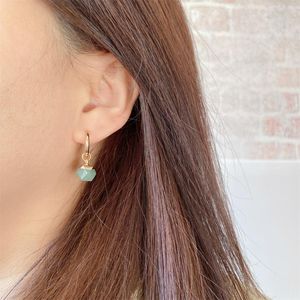 Pendientes de aro Huggie Precioso latón de color dorado con dije de piedra irregular verde, azul, púrpura y rosa para mujer y niña, elegante y moderno ERHoop Hugg