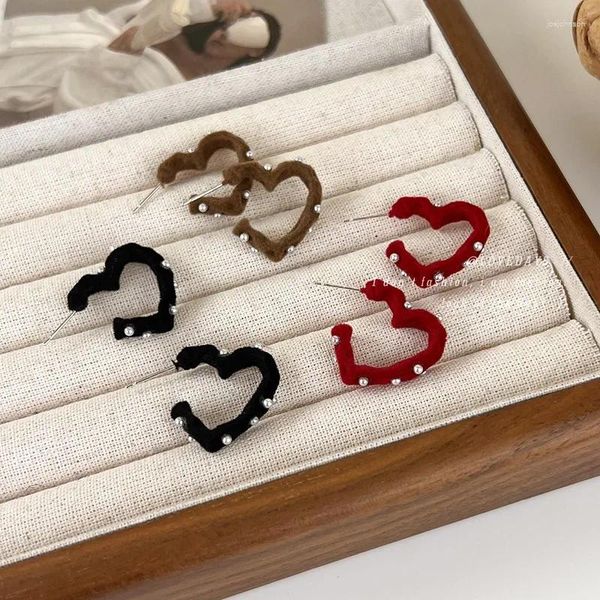 Pendientes de aro Minar elegante Color rojo café negro felpa aterciopelada ahueca hacia fuera el corazón de amor abierto para las mujeres pendiente de perla simulada