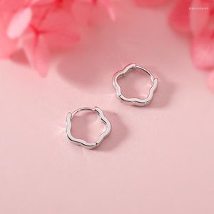 Hoop oorbellen Minimalistisch klein voor vrouwen Koreaanse mode Girls Gift Hollow Out Bloemvorm Ear Hoops Silver Color Sieraden KAE314