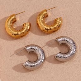 Boucles d'oreilles créoles Style de rue de fête, Surface martelée ajourée, couleur argent épais, cerceaux dorés en acier inoxydable, boucle d'oreille audacieuse