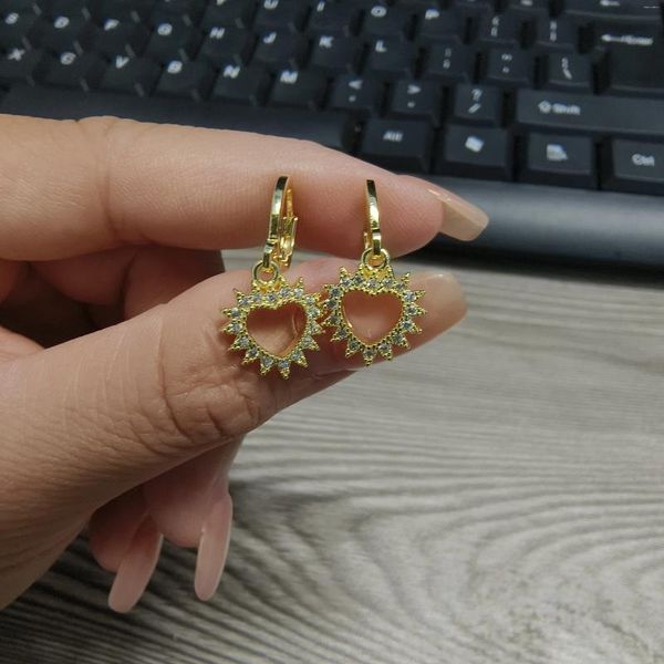 Pendientes de aro simples y elegantes chapados en oro de 14 quilates con micropavé de circonita hueca en forma de corazón elegante para mujer