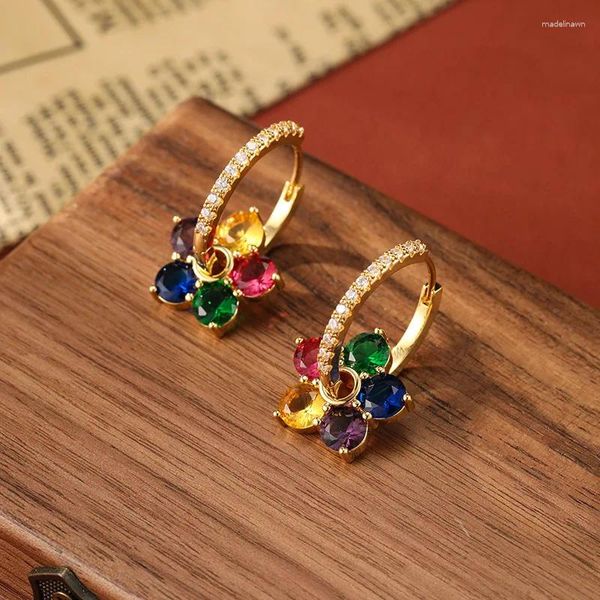 Boucles d'oreilles de cerceau Version coréenne Suyu d'un niche de luxe de luxe léger de deux usure de zircon à la mode.