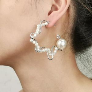 Pendientes de aro Trend de metal irregular Línea ondulada para mujeres Imitación perla Declaración de arete hecha a mano Joyería de moda