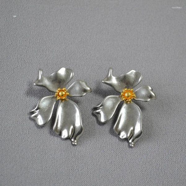 Boucles d'oreilles créoles en laiton exagéré, tendance et Cool, avec fleurs irrégulières plaquées vieux or, petite personnalité, aiguille en argent 925