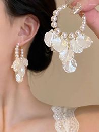 Boucles d'oreilles créoles à pampilles blanches, pétale de fleur, perle perlée pour femmes, bijoux de mariage élégants, floraux, coréens, 2023