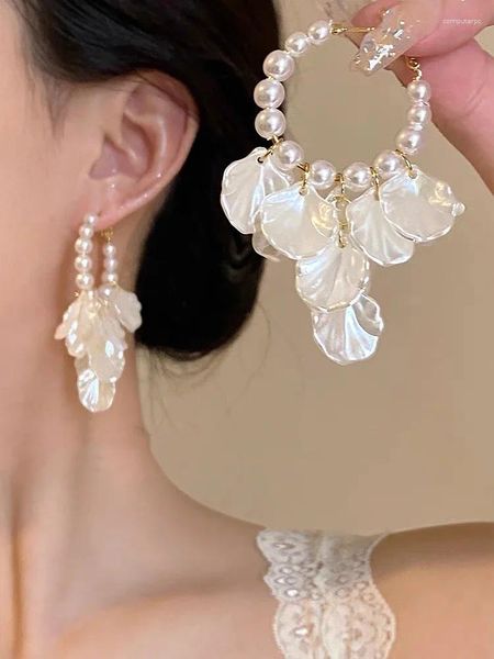 Pendientes de aro con borlas blancas, pétalos de concha, flor, perlas con cuentas para mujer, pendientes florales elegantes para boda, joyería coreana 2023