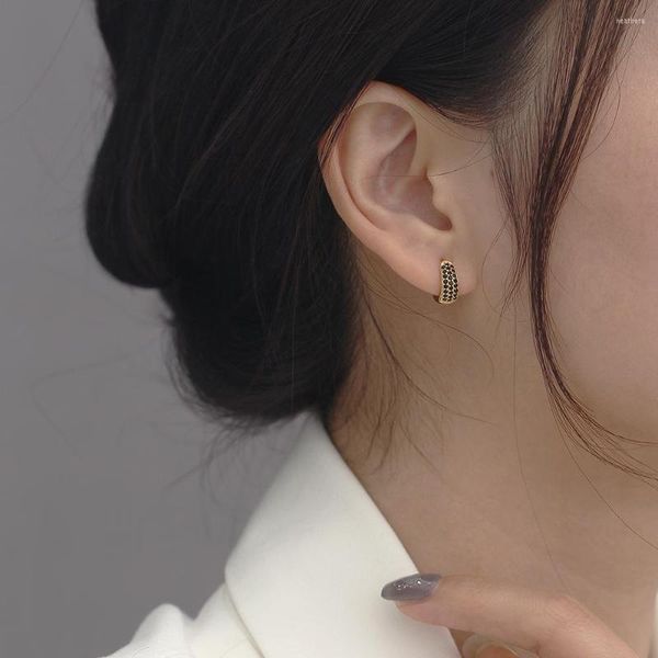 Boucles d'oreilles de cerceau yoofaning 925 aiguille en argent pave blanc / noire CZ Stone épaisse pour femmes minimalistes de boucle d'oreilles de style métal minimaliste