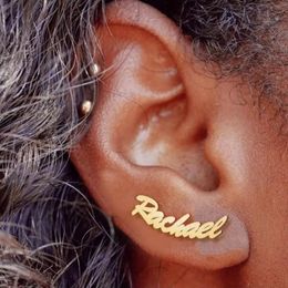 Hoop Huggie 1 paar aangepaste naam oorbellen voor vrouwen Gepersonaliseerde roestvrijstalen beginletter naamplaatje Stud Earring Kerst sieraden cadeau 231024