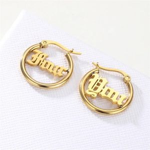 Hoop Huggie 1 paire cercle rond nom personnalisé boucles d'oreilles pour femmes plaque signalétique personnalisé en acier inoxydable Pendientes Style fête cadeau 231124