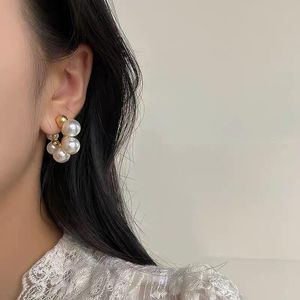 Hoop Huggie 2021 Mode Brincos Party Sieraden Eenvoudige Koreaanse Plain Gold Metal Pearl Oorbellen voor Vrouwen Unieke Verklaring Grote Oorbellen