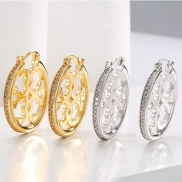Boucles d'oreilles cerceaux sculptées Hoop Huggie avec des bijoux métalliques pavés en cristal pour les femmes