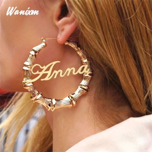 Hoop Huggie nom personnalisé boucles d'oreilles en bambou pour les femmes personnalisé personnalisé en acier inoxydable or mode lettre grands cerceaux cadeau de fête des mères 231005