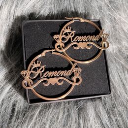 Hoop Huggie Nom personnalisé Boucles d'oreilles avec couronne Personnalisé Love Diamond Name Hoop 316 Acier inoxydable 30MM-100MM Plaque signalétique Boucles d'oreilles pour femme 230531