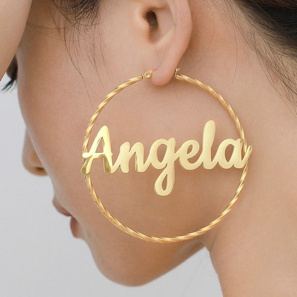 Boucles d'oreilles torsadées avec nom personnalisé Huggie