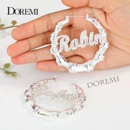 Hoop Huggie DOREMI Bling Nom Bambou Boucles D'oreilles Personnalisé Trapèze Hoop Bambou Noms Boucles D'oreilles Lettre Grand Nom Personnalisé Boucles D'oreilles Femmes Cadeau 230809