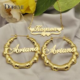 Hoop Huggie DOREMI Ensemble de boucles d'oreilles et collier avec un nom, chaîne de carreaux, boucles d'oreilles rondes en bambou, lettre en bambou personnalisée, boucles d'oreilles avec nom personnalisé, cadeau 230209