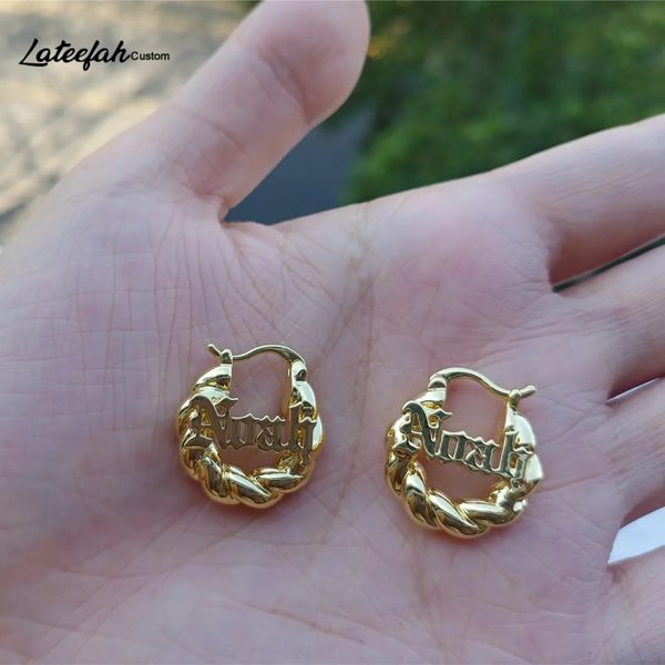 Hoop Huggie Lateefah Personnalisez votre nom 18 mm Petits cerceaux torsadés Boucles d'oreilles avec nom personnalisé pour femmes Boucles d'oreilles pour enfants comme cadeau de Noël 231016