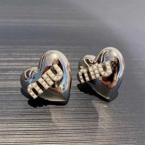 Hoop Huggie Miu Letter Love Metalen Strass oorbellen met veelzijdige hartvorm Stereoscopisch Metal Sense Oorbellen INS Network Rood Premium Sense