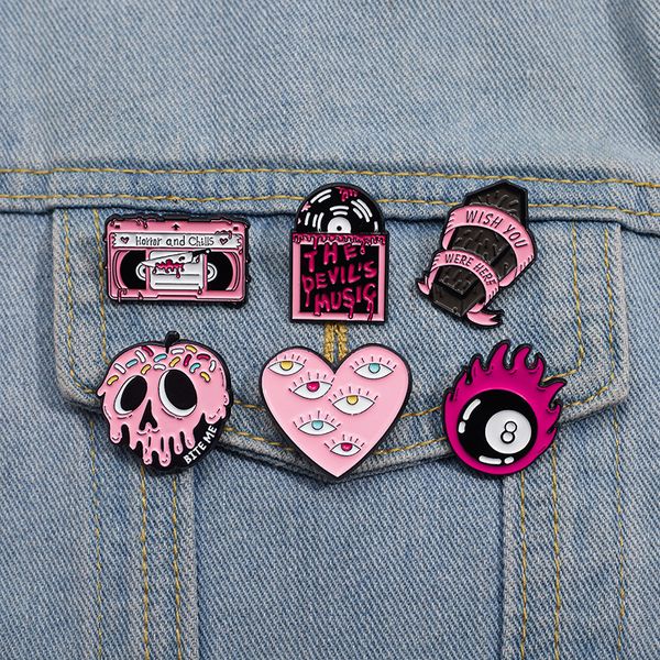 Épingles en émail de dessin animé série rose d'horreur, cercueil Radio, cœur, yeux, broches, Badge de revers pour amis, sac à dos, vêtements, bijoux