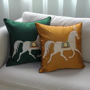 Orloges de broderie de chevaux Luxury Grey Gold Cushion Coussine