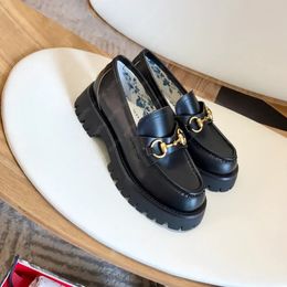 Horsebit loafers leer metalen sluiting damesschoenen kledingschoenen lui afdrukken brief vrijetijdsschoenen bijen platte schoenen runderpees slip-on kuitschoenen lugzool luxe schoenen