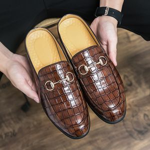 Hebilla de herradura Medias zapatillas para hombres Verano Cuero de PU Textura de piedra Antideslizante Punta redonda Versátil Sin tacón Mocasines brillantes para hombres Zapatos