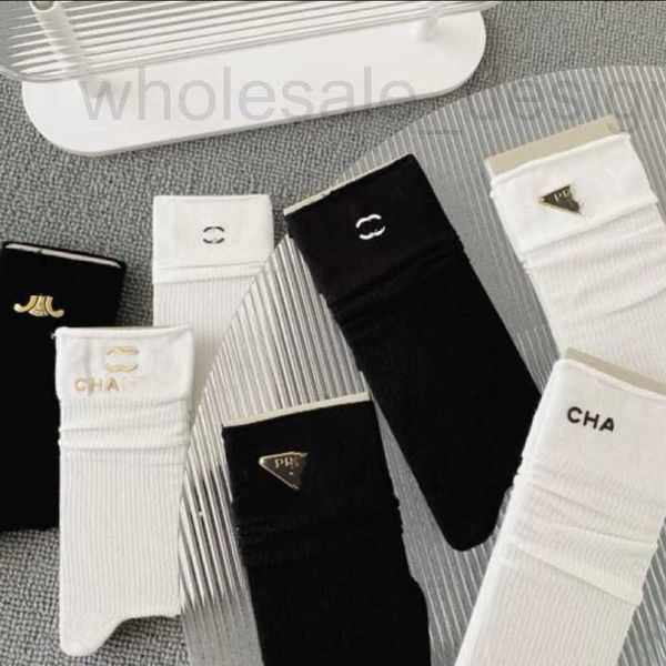 Hosiery Designer Gold label estampage ins lettres empilées chaussettes femmes mince mi-mollet collège dame noir et blanc couleur unie chaussettes de base