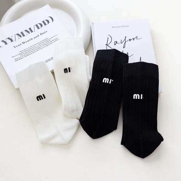 Chaussettes de bonneterie automne et hiver haut de gamme noir blanc estampage m-lettre silicone chaussettes pour femmes 100 coton tendance pied non puant tube moyen ins G7YE