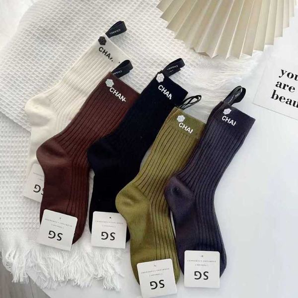 Bonneterie Chaussettes valeur estampage lettres pour femmes manches moyennes ins chaussettes à la mode fleurs de camélia pur coton petit style parfumé à porter à l'extérieur JHG1