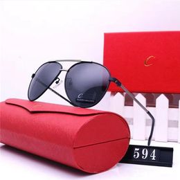 Hot 008 Gafas de sol de diseñador polarizado para hombres Mujeres Hombres Cool Fashion Fashion Classic Grueso Grueso Marco negro Eyewear Luxury Temple Loguat Apele Persona