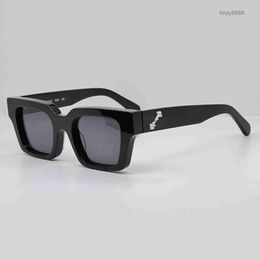 Hete 008 gepolariseerde designer zonnebril voor mannen dames coole mode klassieke dikke plaat zwart witte frame luxe brillen