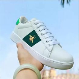 Hot 2023 nouvelle broderie chaussures blanches femmes mode respirant sport sauvage robe chaussures plates couple baskets